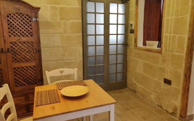 "Romantic Small Townhouse In The Three Cities"