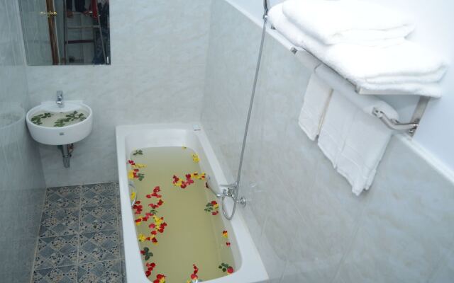 Kayah Golden Hill Hotel