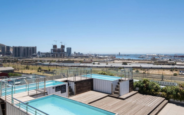 Modern Two Bedroom Unit, Mountain & Harbour Views