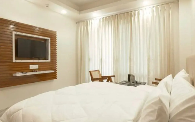 Spacious Executive Suite With Bathtub Balcony