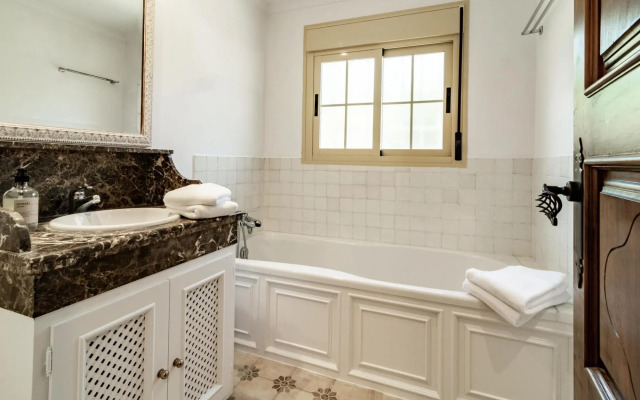 CLN- Spacious 6 bedroom villa next to beach