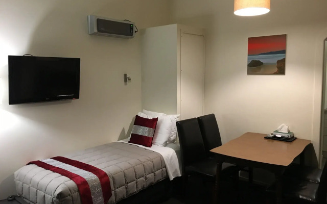 Colonial Lodge Motel
