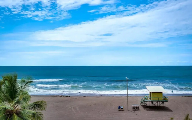 Newly Remodeled Ground Floor Sea Side Apartment