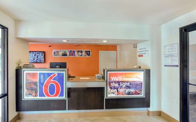 Motel 6 Dallas, TX - South