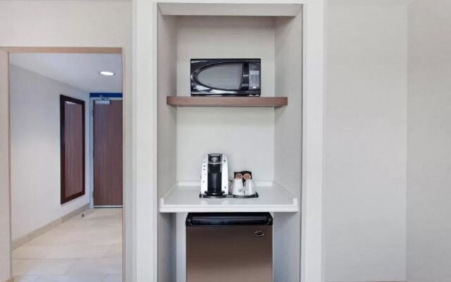 Holiday Inn Express West Los Angeles by IHG