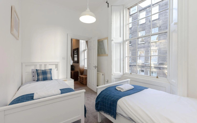 3 BEDROOM EDINBURGH VICTORIAN APARTMENT-6 Beds-Free Street Parking