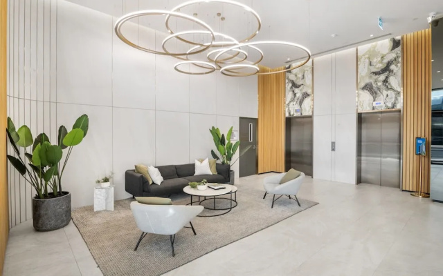 Elegant 2-bed With Superb Views & Amenities – Lobby – Melbourne