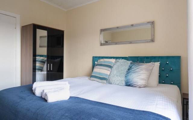 Novelty Suites - Powis Circle