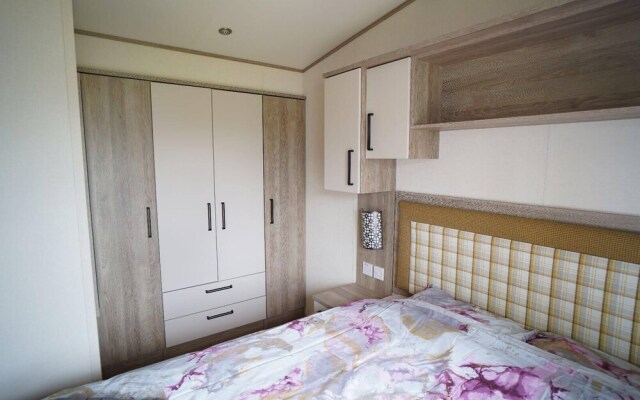 Stunning River View 2 Bedroom Caravan With Decking