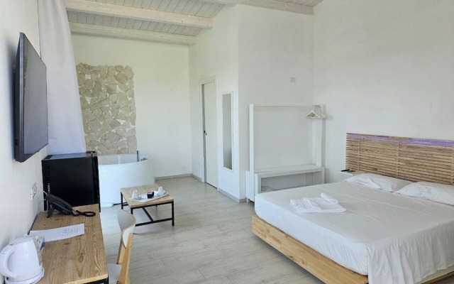 Luxury pool Suites - Città Bianca