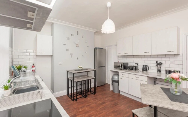 Leeds 4-bed House - Sleeps 9, Free Parking & Wifi