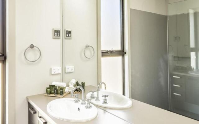 Ecocrackenback 19 'Sustainable, luxurious chalet close to the slopes.'