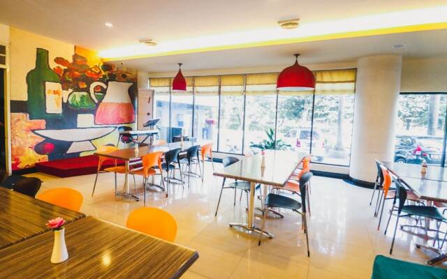 Reddoorz Plus near Mall Ratu Indah 2