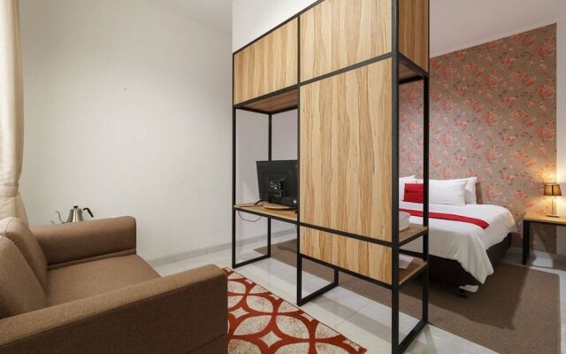 RedDoorz Plus near Exit Toll Puncak 2