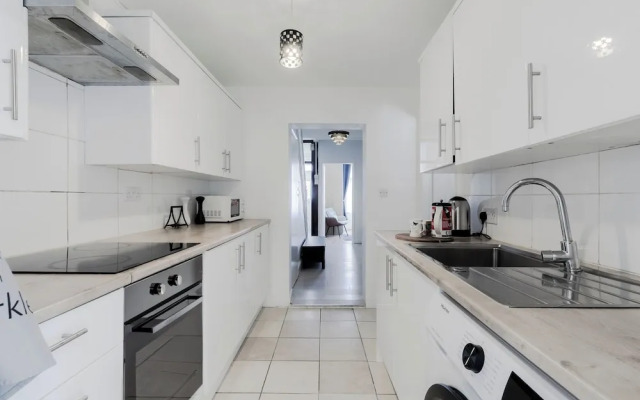 Beautiful 4-bed House With Garden in London