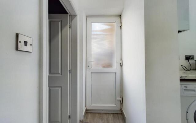 Stunning 4-bed House Fully Refurbished Modern