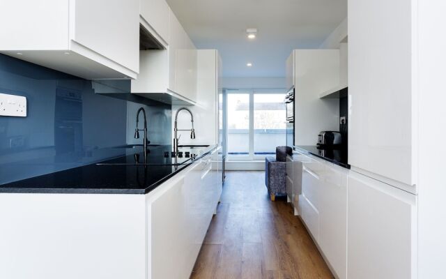 Contemporary Holiday Home in London With Patio