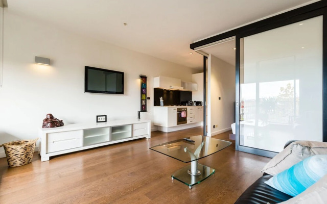 Cleo, 1BDR St Kilda Apartment