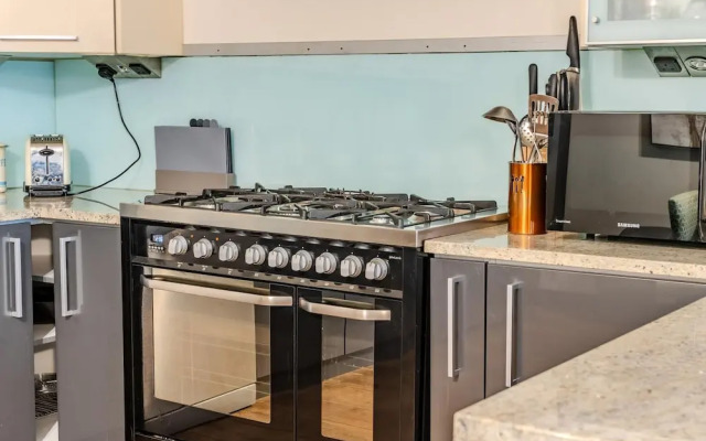 Beautiful Three Bedroom House in West London