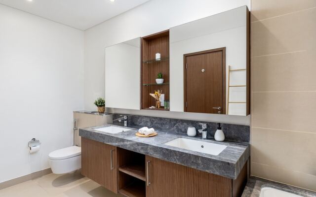 Waves - High-Rise Elegance: 2BR Apt with Marina Views