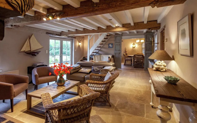 Luxurious Villa Near the Beach