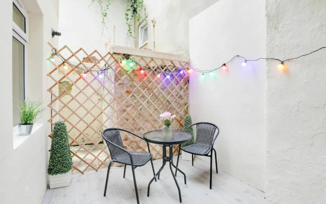 Brighton Getaways-Seaside Patio Apt