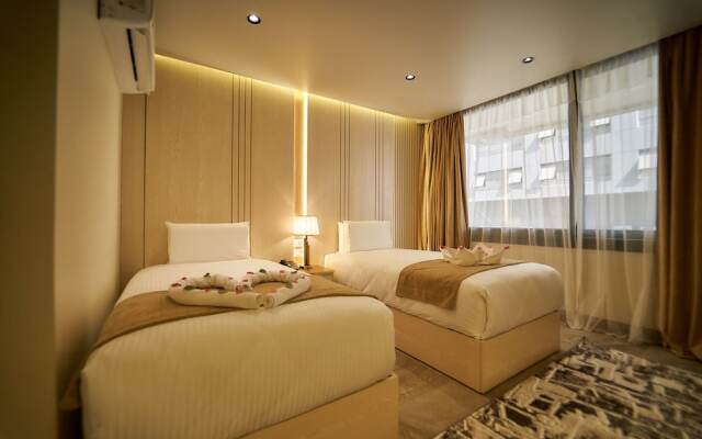 Gold's Pyramids Hotel