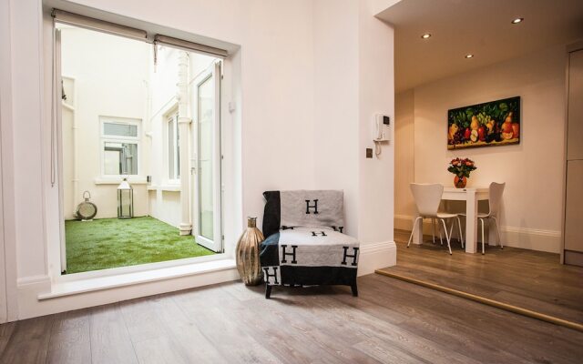 Beautiful 4 Bedroom House in South Kensington