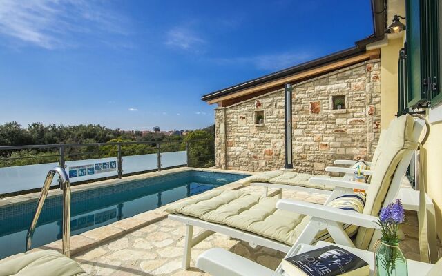 Spacious Holiday Home With Swimming Pool Near Sea in Vodnjan