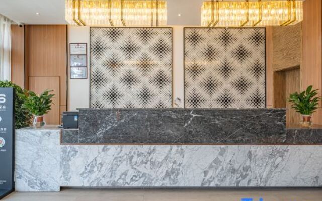 Rezen Select Hotel (Chaka Salt Lake)