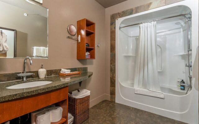 Luxury 3-Br Penthouse | INDOOR Pool & Hot Tub | Pool Table | 2 Decks + Mtn Views