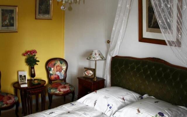 La Petite Maison près de l'Eglise