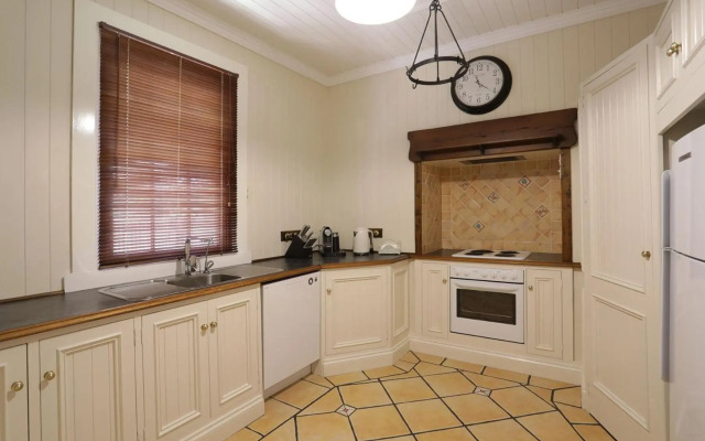 Rawson's Retreat - Five Bedroom Home - Walk CBD - Includes Breakfast