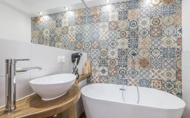 Biały Jeleń z basenem i jacuzzi