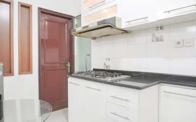 Fully Furnished And Comfy 2Br Apartment At Gajah Mada Mediterania