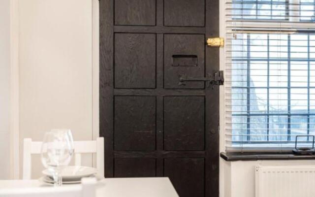 FRESH 1 Bedroom Apt With Parking