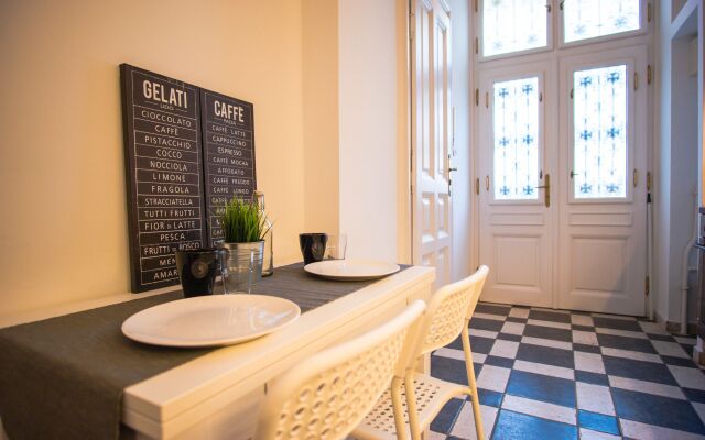 Opera Guesthouse & apartments