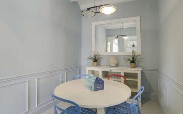 Artistic 3 Bedroom Flat With Balcony in Gracia