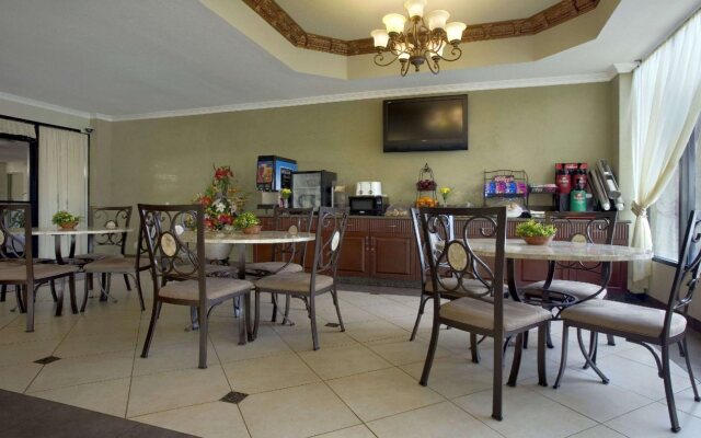 Howard Johnson Hotel & Suites by Wyndham Reseda