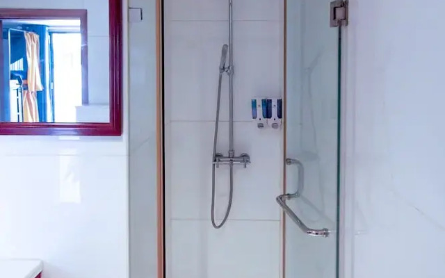 RedDoorz Hostel @ Signature Inn