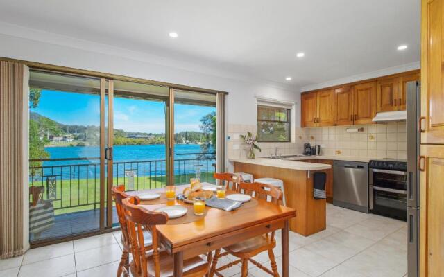 Punt House - riverfront home with ramp access