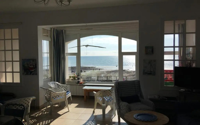 Face A La Mer , L Artiste