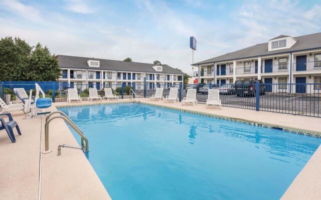 Baymont Inn & Suites Macon I-475