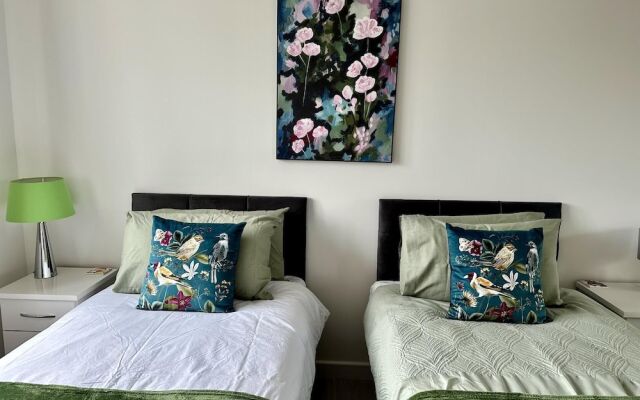 Spacious 4-br Cambridge House, Free Parking