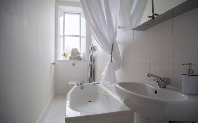 1 Bedroom Apartment In Edinburgh's New Town