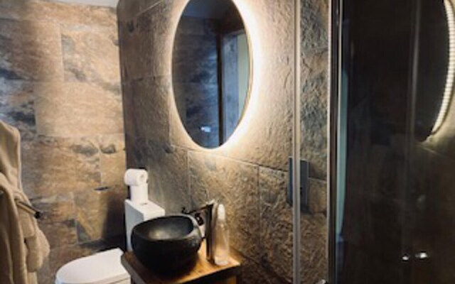 Unique Luxury Cabin Next to Ancient Woodland