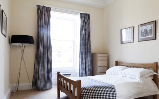 Spacious 4 Bedroom Apartment in Edinburgh
