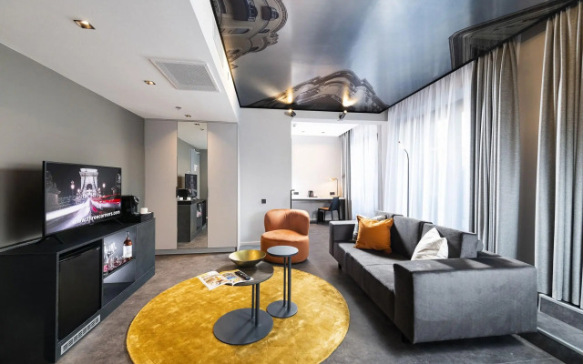 Three Corners Downtown Hotel