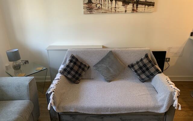 Stylish and Immaculate 2-bed Apartment in Leigh