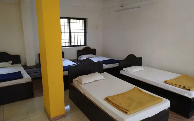 Iroomz Hotel Gananjaya - Hostel